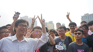 雄中學長返校引發暴動！陳其邁勉學弟好好享受青春