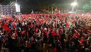 韓國瑜首度「空降登陸」 造勢場地小人擠爆