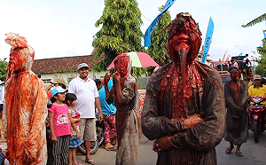 玩過頭！印尼少年扮包頭僵屍嚇人遭警嚴懲睡墓地