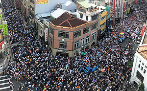 同志遊行估13.7萬人上街！選前政黨參與人數下滑