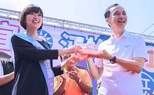 愛將江怡臻成立總部  朱立倫送奶瓶象徵好運到