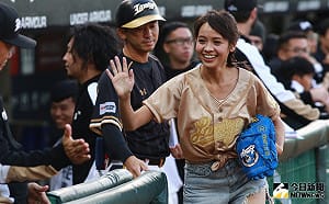 中華職棒／總冠軍賽勝利女神  金鐘影后黃姵嘉開球好緊張