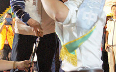 為陳致中披彩帶  陳水扁今晚上階不上台  父子相擁拜票催票