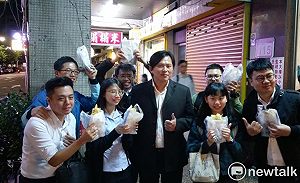 兌現祭品文！黃國昌送百份雞排還加碼 支持者開心合影