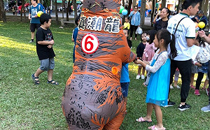 選戰輕鬆打！ 邱素貞跳水噹噹排舞 「真潮龍」「鄰家龍」成萬聖節主角