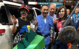 藍綠搶搭萬聖節列車 侯友宜被嗆聲；蘇貞昌變吸血鬼