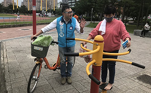 獨自騎U-Bike拜票  廖先翔另類競選引議論