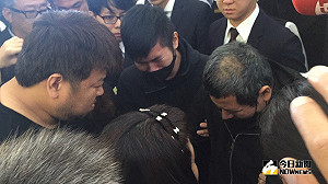 （影）普悠瑪公祭》司機下跪哽咽道歉 罹難者家屬攙扶勸保重