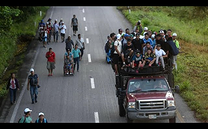 選前加碼耍噱頭？川普揚言派15000美軍赴墨國邊界堵移民