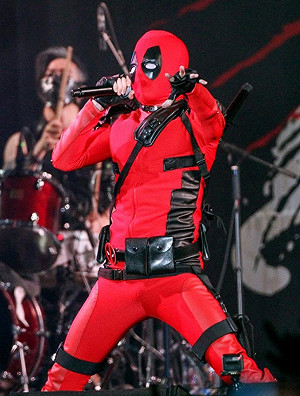 反同豬隊友嗆別穿衣服 林昶佐死侍圖回擊：我偏要全身包起來