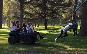 「真人版憤怒鳥」智利女模頸部重傷