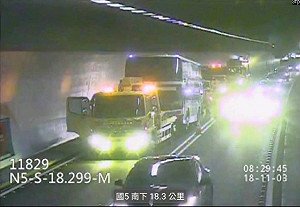 國5雪隧內遊覽車拋錨拋錨 一度回堵12公里