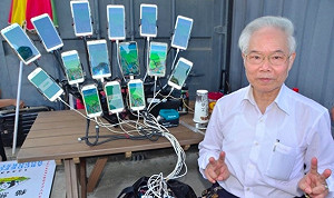 抓到了！寶可夢大軍湧入台南 　超狂阿伯15隻手機抓好抓滿