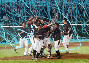 林泓育開轟 桃猿10：3輕取統一獅  奪下隊史第6冠