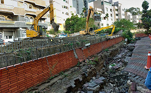 嘉義市住戶門口坍塌百尺 黃敏惠前往關切