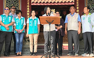 蔡英文去高雄天后宮參拜 求媽祖保佑陳其邁當選