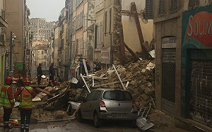 早就裂了？法馬賽3棟200歲老屋瞬間崩塌9失蹤