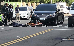 自殺攻擊？黎明幼兒園長騎腳踏車衝撞林佳龍座車 送醫急救