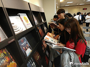 益品書屋巡展嶺東科大  戴勝益：希望這裡也能產生創辦人