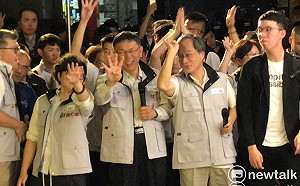 國民黨候選人文宣用柯爸媽合影  柯P：事先沒問過