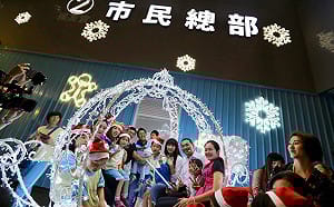 絢麗燈飾搭配遊樂設施 侯友宜競總變身耶誕樂園