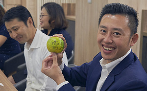 限定版選戰小物！林智堅「小智抱橘熱」  橘子多到吃不完