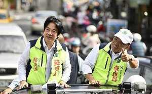 野生的「兩個院長」！賴清德陪蘇貞昌掃街 攤商小販贈吉祥物相挺