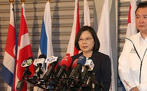 再駁「新三不」 蔡英文：丟垃圾製造垃圾的人沒資格批評垃圾掃得太慢