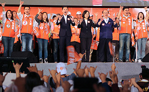 蔡英文站台林智堅 籲用選票挺認真做事的人