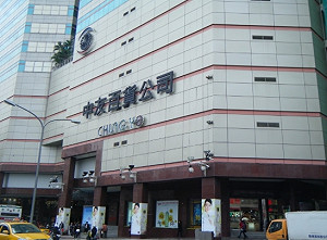 驚險！2婦女搭中友百貨電扶梯摔落