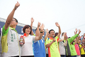 王惠美「手牽手，要捷運」魏明谷反批空頭支票