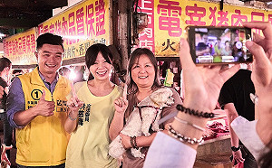 挺著肚子陪同掃街  洪慈庸力挺首任助理簡嘉佑