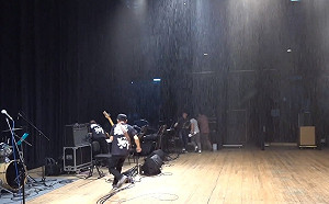 (影)台中中興堂無故警報大作舞台灑水 400萬音響「泡湯」