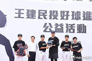 王建民現身八卦山棒球場  響應「投好球進彰化」公益活動