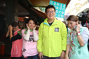 首度與姚文智合體掃街！姚妻：對手人身攻擊讓他更強大