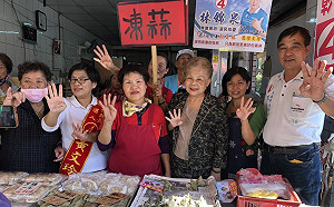 「白色連線」前進彰化！ 柯媽陪黃文玲掃街：白色力量被夾殺