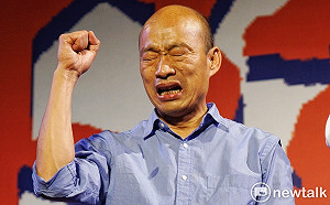 現場直擊》韓國瑜岡山造勢情緒激動 與王金平相擁打氣