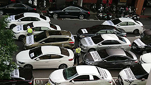 公路局長遭蛋襲！不滿禁止巡迴載客 上千租賃車圍交部陳抗