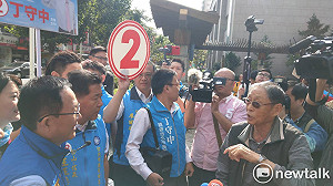 老翁落淚懇託恢復重陽敬老金 丁守中承諾：當選一定發