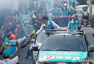 現場直擊》選戰倒數拼了！陳其邁林園掃街衝出熱情  民眾鞭炮助陣