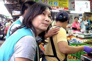 陳其邁妻拍片相挺  全家福曝光