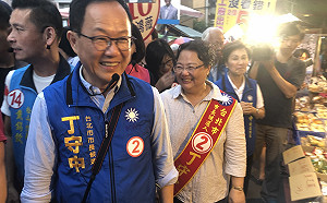 丁守中伉儷首次合體掃街 丁讚親和力佳 太太虧「太嚴肅」