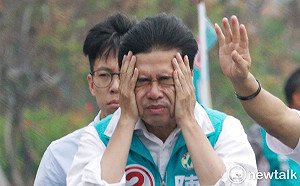 漏網鏡頭》好逗！陳其邁大岡山掃街  擦防曬乳畫面逗趣