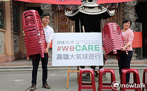 剩下的椅子交給你！呼應紙風車李永豐喊話 陳其邁收起椅子接下工作