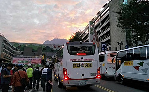 中橫通車 網友 : 車子開得進去 人潮進得來 梨山發大財