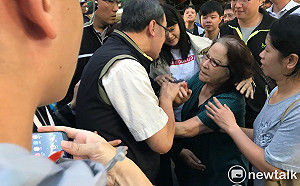 柯文哲、洪士奇虎林黃昏市場掃街  再遇長者嗆「下台」！