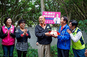 蘇貞昌衝土城向晨運民眾拜票 人氣高形同造勢「早」會