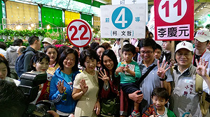 夫人也動起來！陳佩琪花市拜票　笑稱花市救了柯P