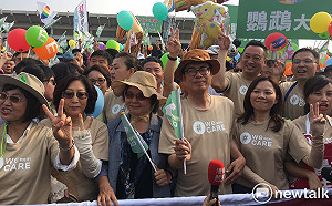 參加weCARE氣球遊行 陳其邁：以最自然的方式參與活動