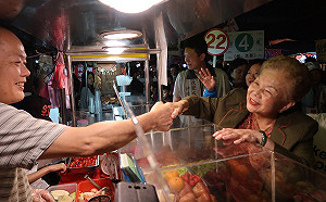 柯媽媽景美拜票  支持者挺：媽媽心中哪一個不是媽寶？